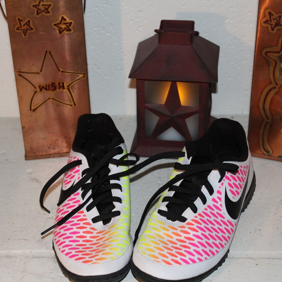 girls indoor cleats
